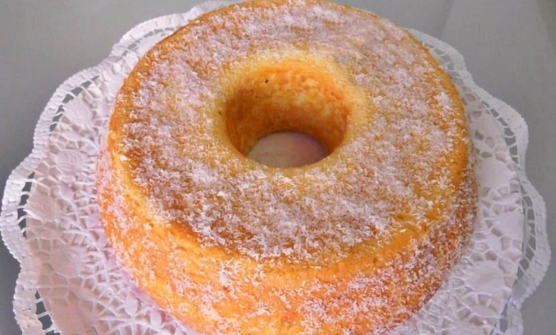 Aprenda a fazer um delicioso bolo de coco e iogurte. Uma receita simples e saborosa para desfrutar a qualquer momento.