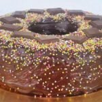 Bolo de iogurte com cobertura de chocolate