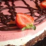 Semifrio de morango com salame de chocolate