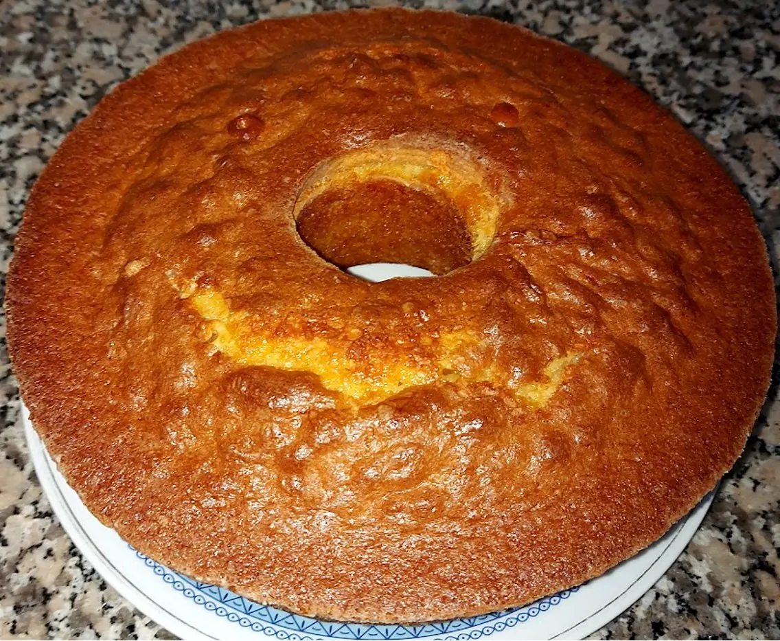Bolo de Iogurte de Coco que é super rapido de fazer e cheio de sabor…