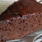 Fica maravilhoso e muito fofinho este bolo de chocolate com café, e o melhor de tudo é que não dá muito trabalho e se faz num instante.