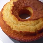 Este delicioso bolo de iogurte de limão é muito fácil e rápido de fazer. Fica uma verdadeira delícia.