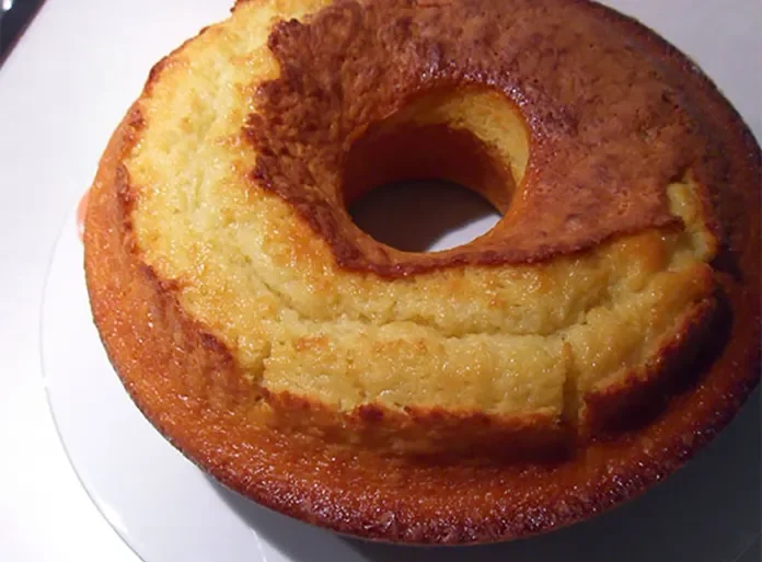 Este delicioso bolo de iogurte de limão é muito fácil e rápido de fazer. Fica uma verdadeira delícia.